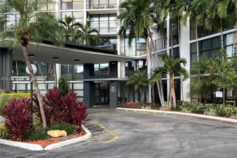 Condo in Hallandale Beach, Florida, 2 bedrooms № 1986735 - photo 6