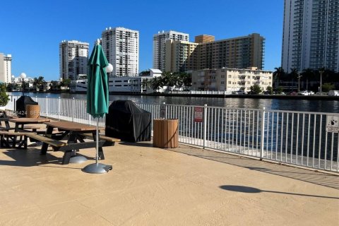 Condo in Hallandale Beach, Florida, 2 bedrooms № 1986735 - photo 5