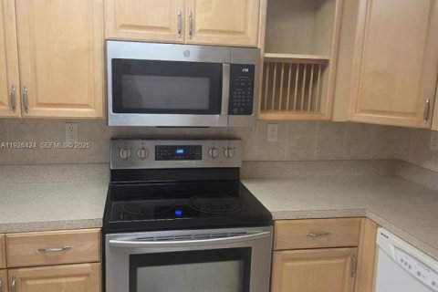 Condo in Hallandale Beach, Florida, 2 bedrooms  № 1986735 - photo 19