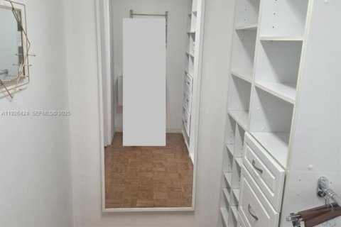 Condo in Hallandale Beach, Florida, 2 bedrooms  № 1986735 - photo 17