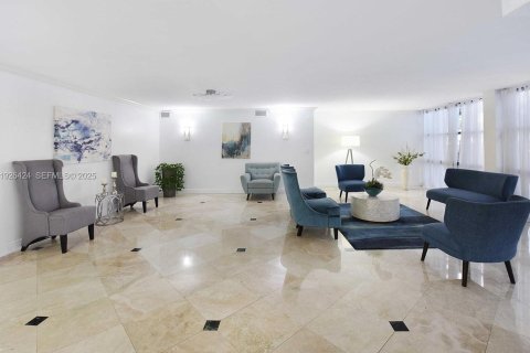 Condo in Hallandale Beach, Florida, 2 bedrooms № 1986735 - photo 4