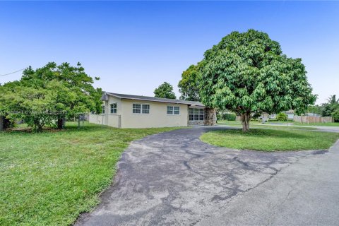 Снять в аренду виллу или дом в Холливуд, Флорида 4 спальни, 171.4м2, № 1955267 - фото 3