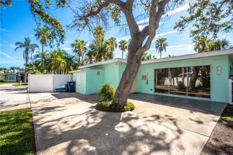 House in Belleair Beach, Florida 3 bedrooms, 215.16 sq.m. № 1816827 - photo 29