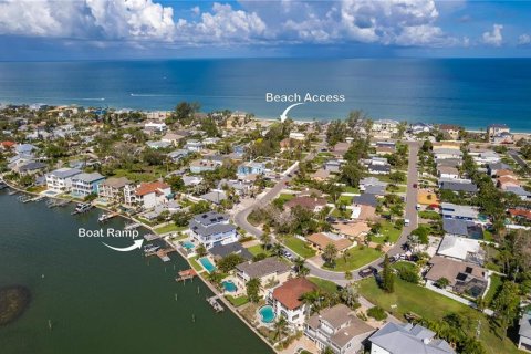 House in Belleair Beach, Florida 3 bedrooms, 215.16 sq.m. № 1816827 - photo 2
