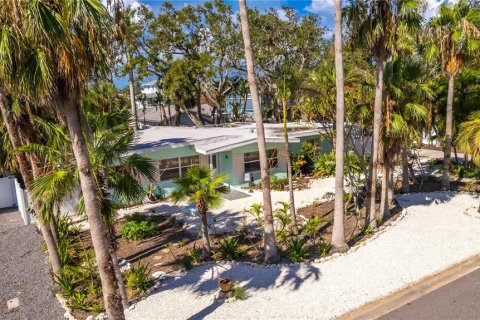 House in Belleair Beach, Florida 3 bedrooms, 215.16 sq.m. № 1816827 - photo 1