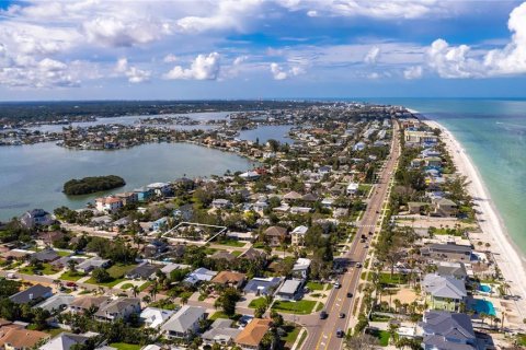 House in Belleair Beach, Florida 3 bedrooms, 215.16 sq.m. № 1816827 - photo 3