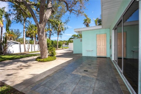House in Belleair Beach, Florida 3 bedrooms, 215.16 sq.m. № 1816827 - photo 30