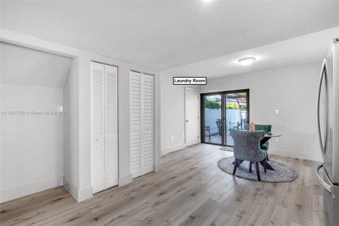 Casa en venta en Miami, Florida, 3 dormitorios, 139.35 m2 № 1951528 - foto 11