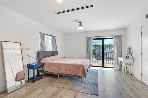 Casa en venta en Miami, Florida, 3 dormitorios, 139.35 m2 № 1951528 - foto 16