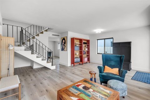 Casa en venta en Miami, Florida, 3 dormitorios, 139.35 m2 № 1951528 - foto 5