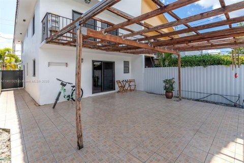 Casa en venta en Miami, Florida, 3 dormitorios, 139.35 m2 № 1951528 - foto 28