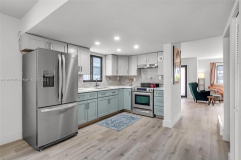 Casa en venta en Miami, Florida, 3 dormitorios, 139.35 m2 № 1951528 - foto 12