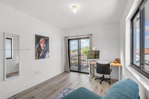 Casa en venta en Miami, Florida, 3 dormitorios, 139.35 m2 № 1951528 - foto 26