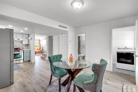 Casa en venta en Miami, Florida, 3 dormitorios, 139.35 m2 № 1951528 - foto 9