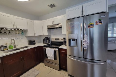 Casa en venta en Pembroke Pines, Florida, 3 dormitorios, 132.48 m2 № 2240660 - foto 4