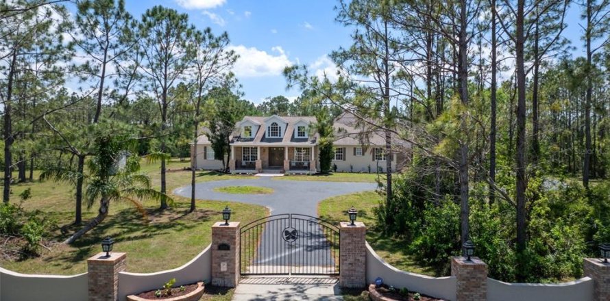 House in Bradenton, Florida 7 bedrooms, 487.74 sq.m. № 1642081