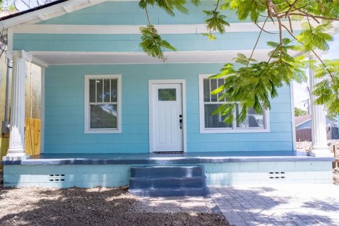 House in Tampa, Florida 2 bedrooms, 109.25 sq.m. № 2302756