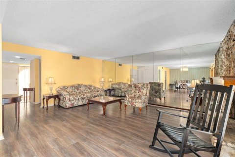 Townhouse in Longwood, Florida 4 bedrooms, 236.53 sq.m. № 2220068 - photo 11