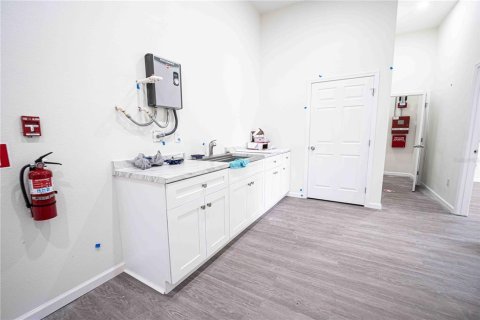 Propiedad comercial en alquiler en Wildwood, Florida, 176.89 m2 № 1536355 - foto 16