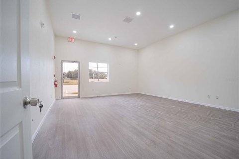 Propiedad comercial en alquiler en Wildwood, Florida, 176.89 m2 № 1536355 - foto 5