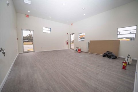 Propiedad comercial en alquiler en Wildwood, Florida, 176.89 m2 № 1536355 - foto 9