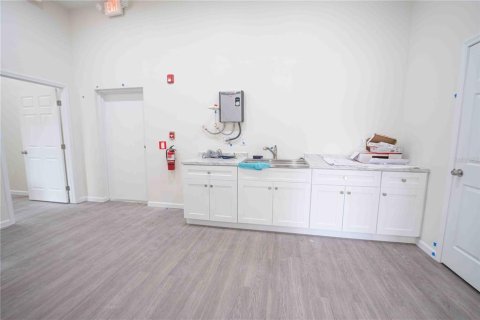 Propiedad comercial en alquiler en Wildwood, Florida, 176.89 m2 № 1536355 - foto 11