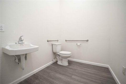 Propiedad comercial en alquiler en Wildwood, Florida, 176.89 m2 № 1536355 - foto 12