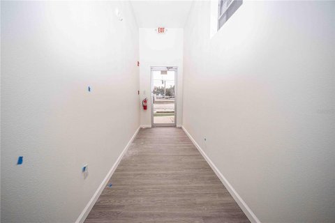 Propiedad comercial en alquiler en Wildwood, Florida, 176.89 m2 № 1536355 - foto 10