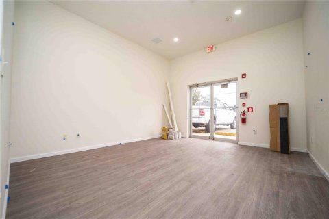 Propiedad comercial en alquiler en Wildwood, Florida, 176.89 m2 № 1536355 - foto 2