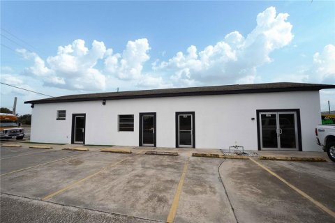 Propiedad comercial en alquiler en Wildwood, Florida, 176.89 m2 № 1536355 - foto 1