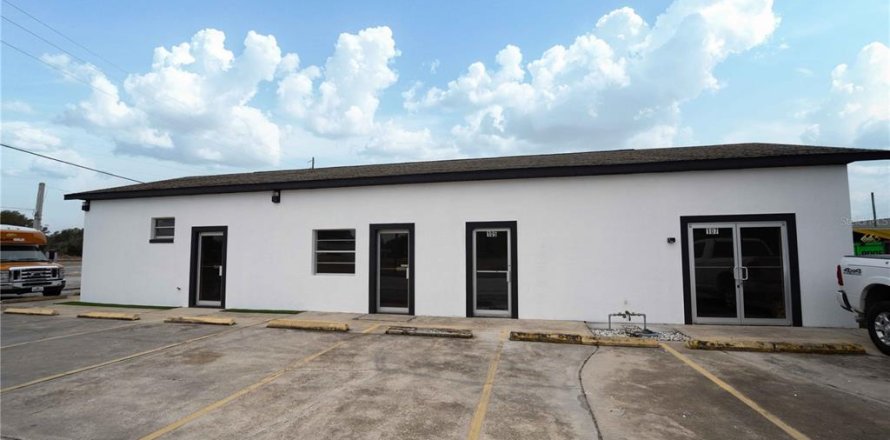 Propiedad comercial en Wildwood, Florida 176.89 m2 № 1536355