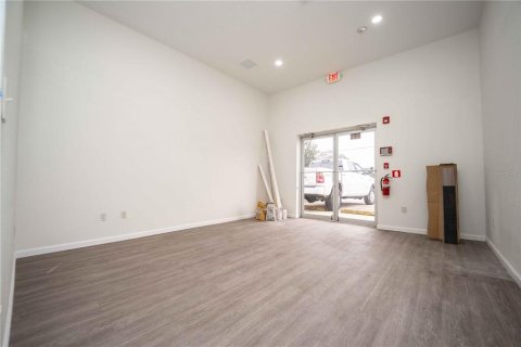 Propiedad comercial en alquiler en Wildwood, Florida, 176.89 m2 № 1536355 - foto 3