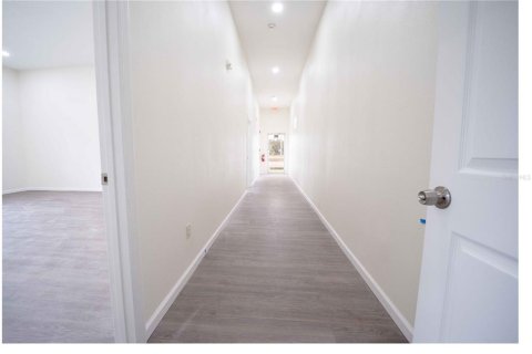 Propiedad comercial en alquiler en Wildwood, Florida, 176.89 m2 № 1536355 - foto 4