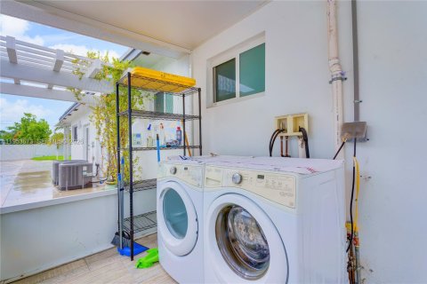 Villa ou maison à vendre à Miami, Floride: 4 chambres, 218.51 m2 № 2010088 - photo 30