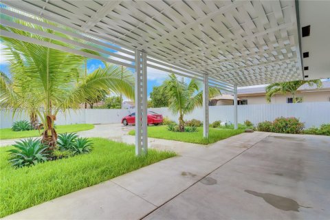 Villa ou maison à vendre à Miami, Floride: 4 chambres, 218.51 m2 № 2010088 - photo 3