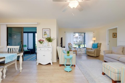 Condo in Venice, Florida, 2 bedrooms № 2142365 - photo 11