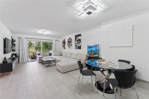 Condo in Hollywood, Florida, 2 bedrooms № 1958489 - photo 1