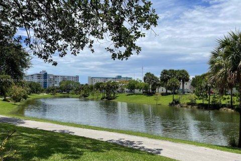 Condo in Hollywood, Florida, 2 bedrooms № 1958489 - photo 27