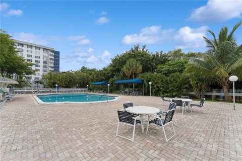 Condo in Hollywood, Florida, 2 bedrooms № 1958489 - photo 22