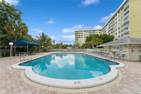 Condo in Hollywood, Florida, 2 bedrooms № 1958489 - photo 21
