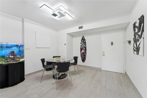 Condo in Hollywood, Florida, 2 bedrooms № 1958489 - photo 8