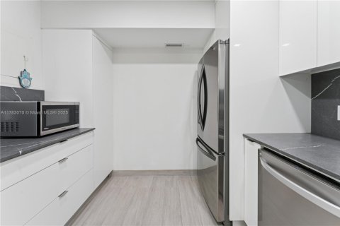 Condo in Hollywood, Florida, 2 bedrooms № 1958489 - photo 10