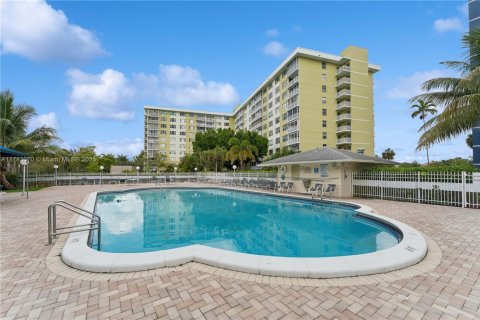 Condo in Hollywood, Florida, 2 bedrooms № 1958489 - photo 5