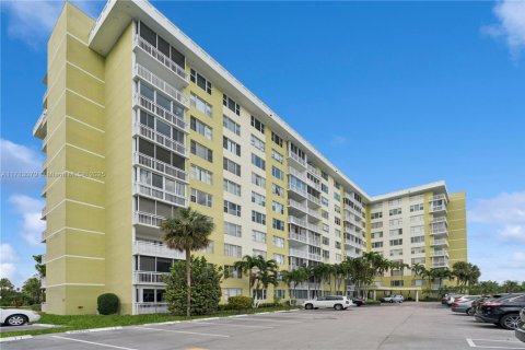 Condo in Hollywood, Florida, 2 bedrooms № 1958489 - photo 24
