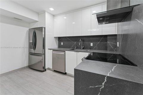 Condo in Hollywood, Florida, 2 bedrooms № 1958489 - photo 3