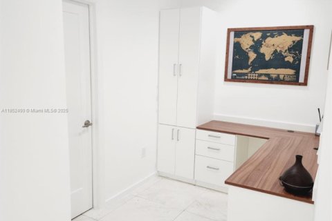 Villa ou maison à louer à Pinecrest, Floride: 3 chambres, 158.49 m2 № 1859049 - photo 17