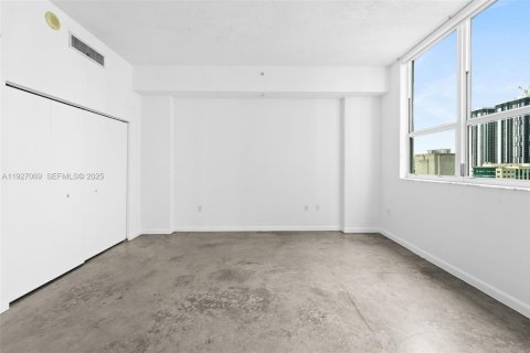 Condo in Miami, Florida, 1 bedroom № 1985973 - photo 11