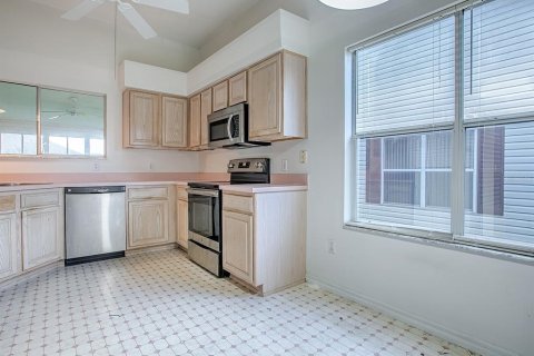 House in Lady Lake, Florida 2 bedrooms, 144 sq.m. № 1918259 - photo 11