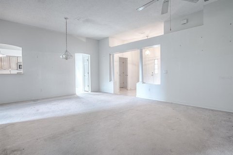 House in Lady Lake, Florida 2 bedrooms, 144 sq.m. № 1918259 - photo 9
