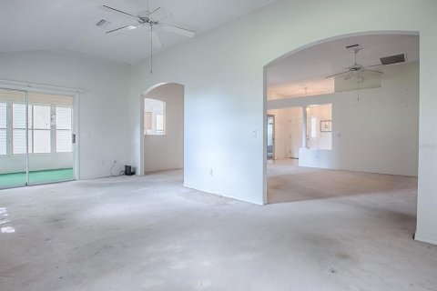 House in Lady Lake, Florida 2 bedrooms, 144 sq.m. № 1918259 - photo 18